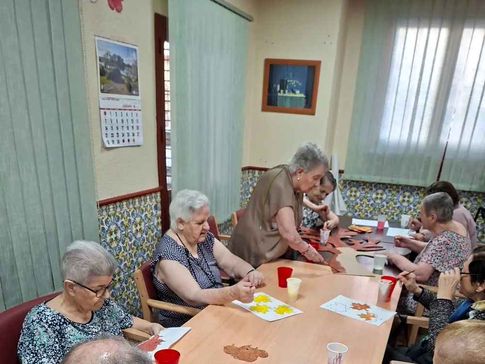 Taller de manualidades con residentes y una profesional del centro