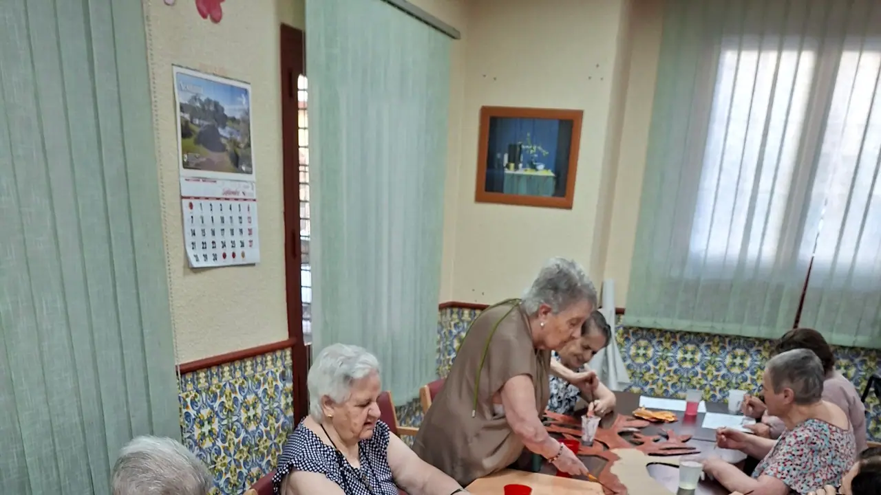Taller de manualidades con residentes y una profesional del centro en Mejora Navalmoral