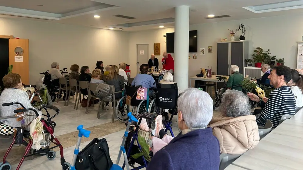 Residentes y familiares reunidos en el comedor de Mejora Avilés durante una celebración