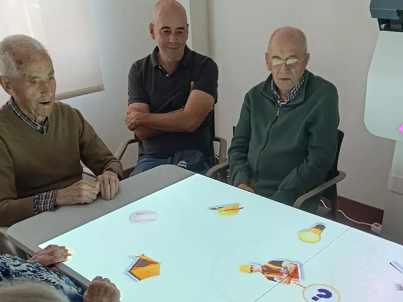 Residentes y una profesional en una sesión con una mesa interactiva