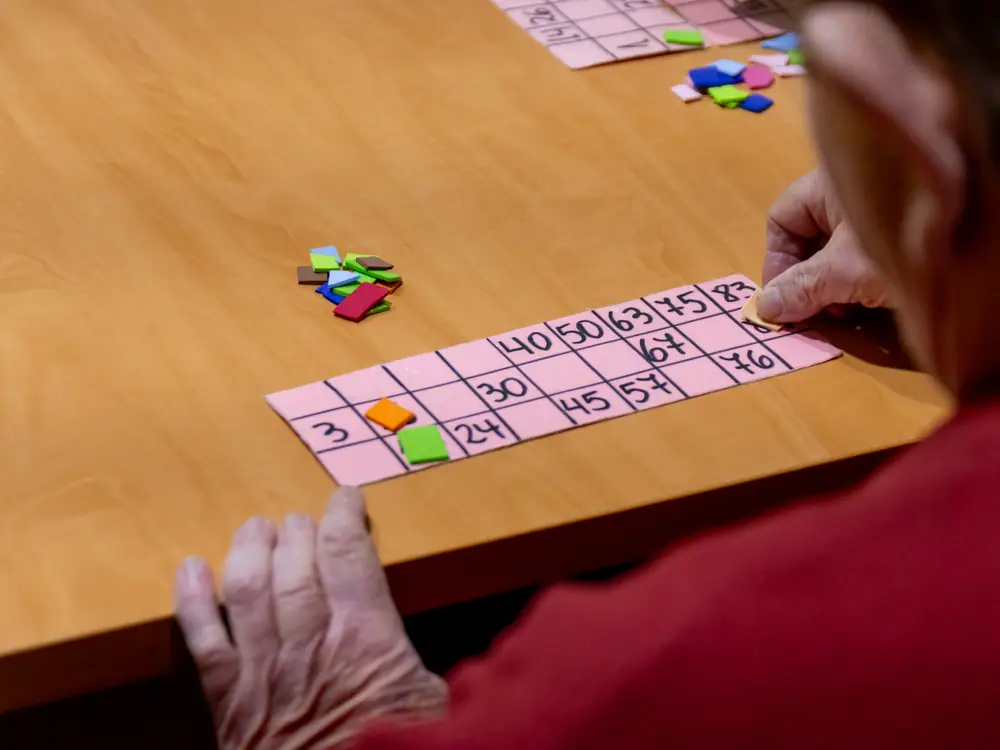 Tablero de bingo con fichas de colores durante una partida