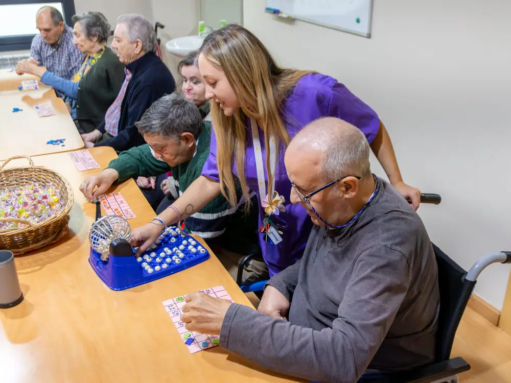 Partida de bingo con residentes y una profesional del equipo