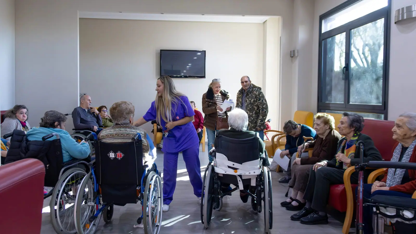 Salón de Mejora Benavente con residentes y una auxiliar