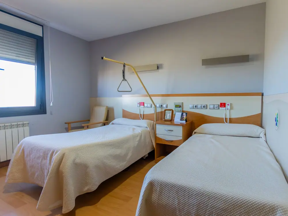 Habitación doble con dos camas y ventana al exterior