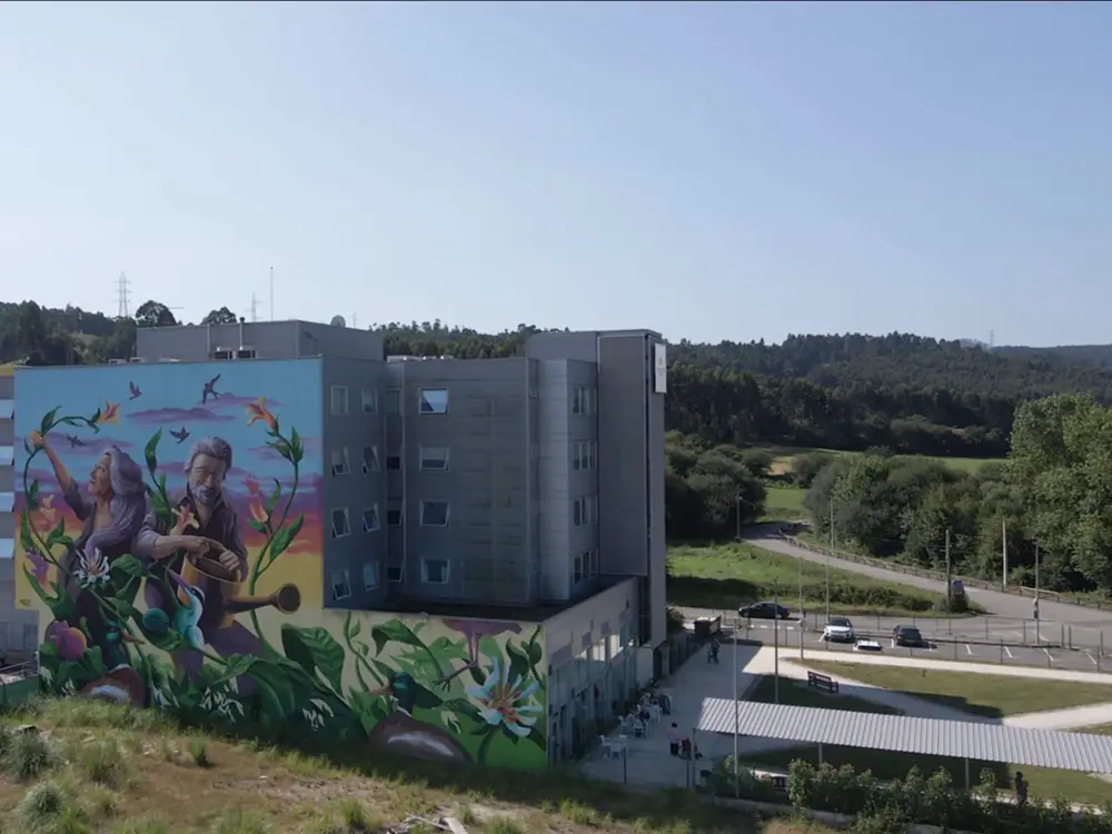 Fachada de Mejora Avilés con el mural de colores que decora uno de los laterales del edificio