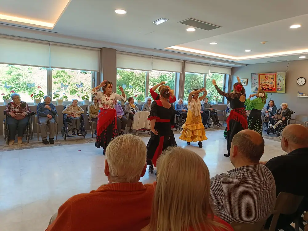 Actuación de baile en el salón con los residentes de público