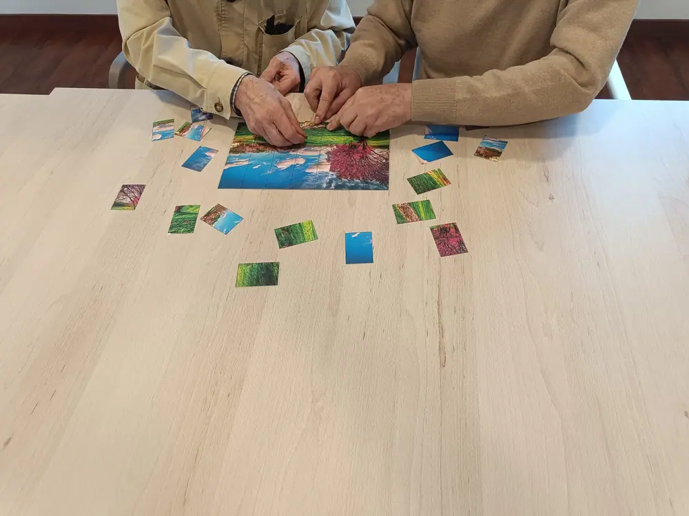 Residentes jugando a un juego de memoria con tarjetas de colores