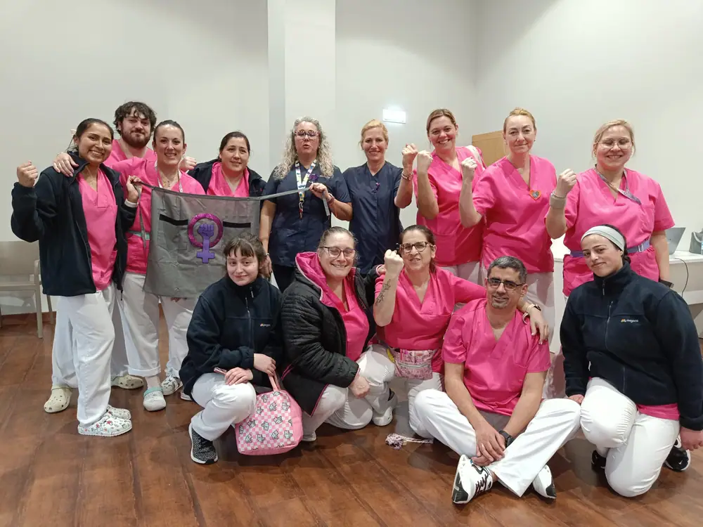 El equipo de Mejora Avilés con sus uniformes rosas