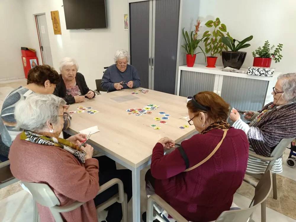 Residentes y una profesional en un taller alrededor de una mesa