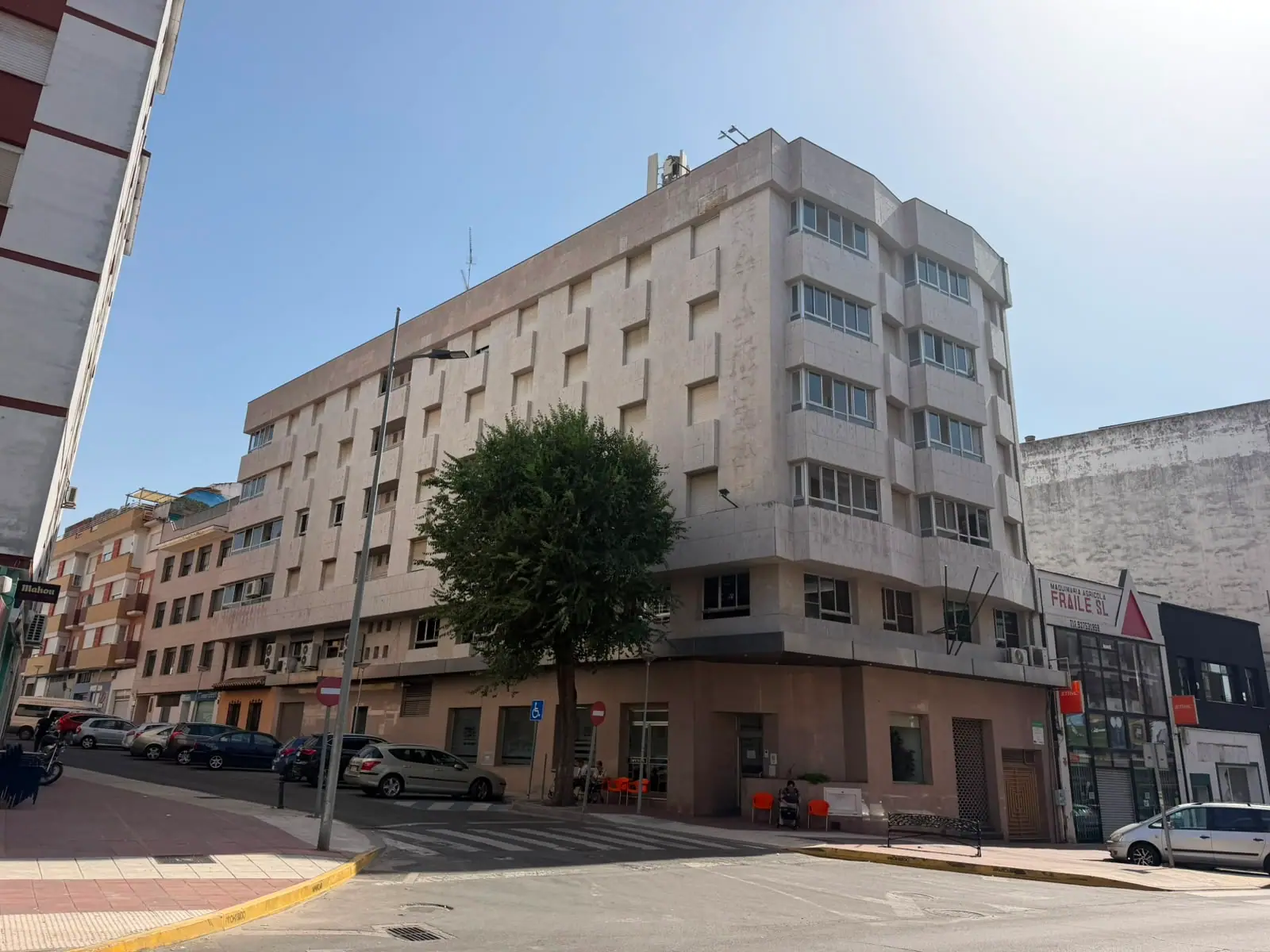 Edificio de Mejora Navalmoral, en la calle Antonio María Concha de Navalmoral